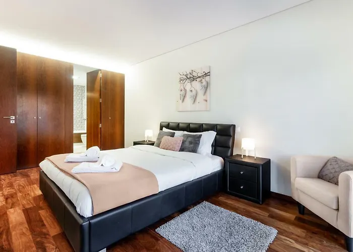 Pink - Spacious With Pool Apartament