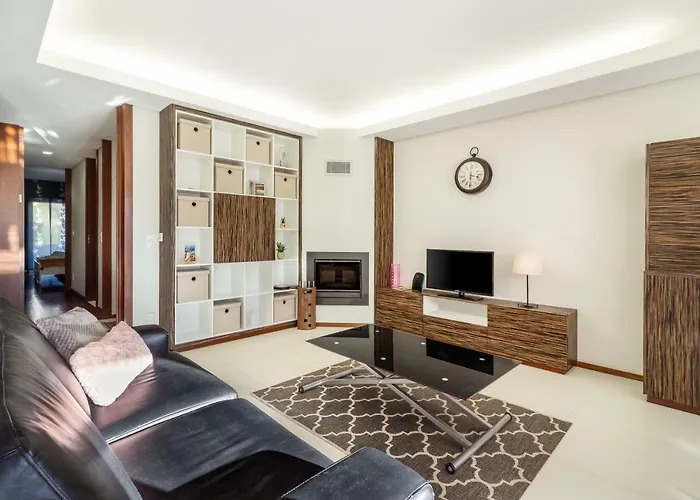 Pink - Spacious With Pool *