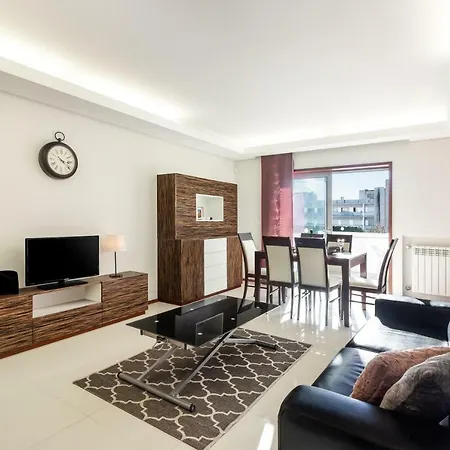 Pink - Spacious With Pool *