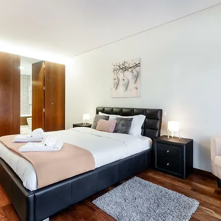 Pink - Spacious With Pool Apartment