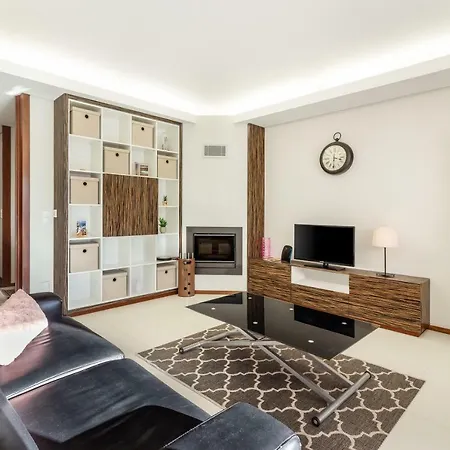 Pink - Spacious With Pool *