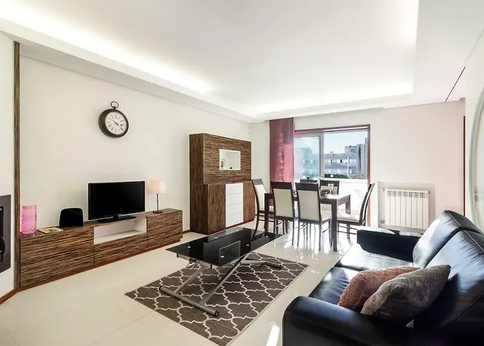 Pink - Spacious With Pool *